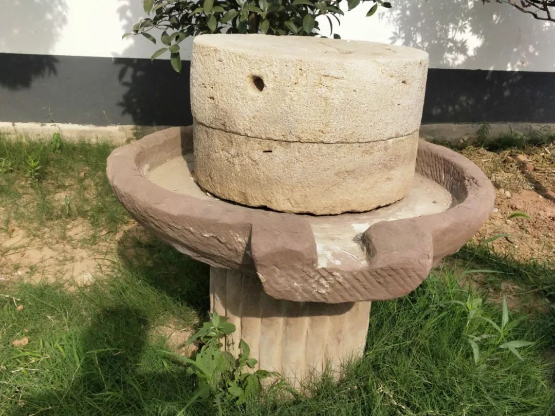 角落里,被人们渐渐遗忘的石磨