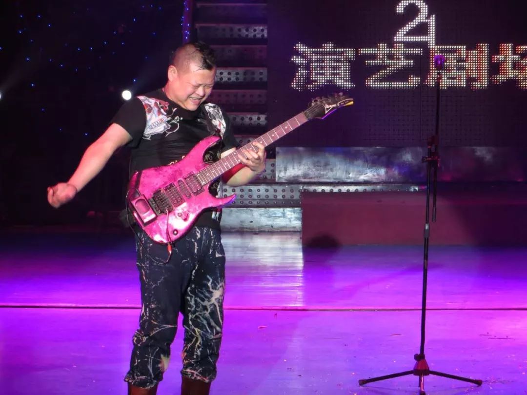 摇滚歌手王迪,想唱就唱,震撼开嗓,一曲接一曲,掀起整场啤酒节的高潮.