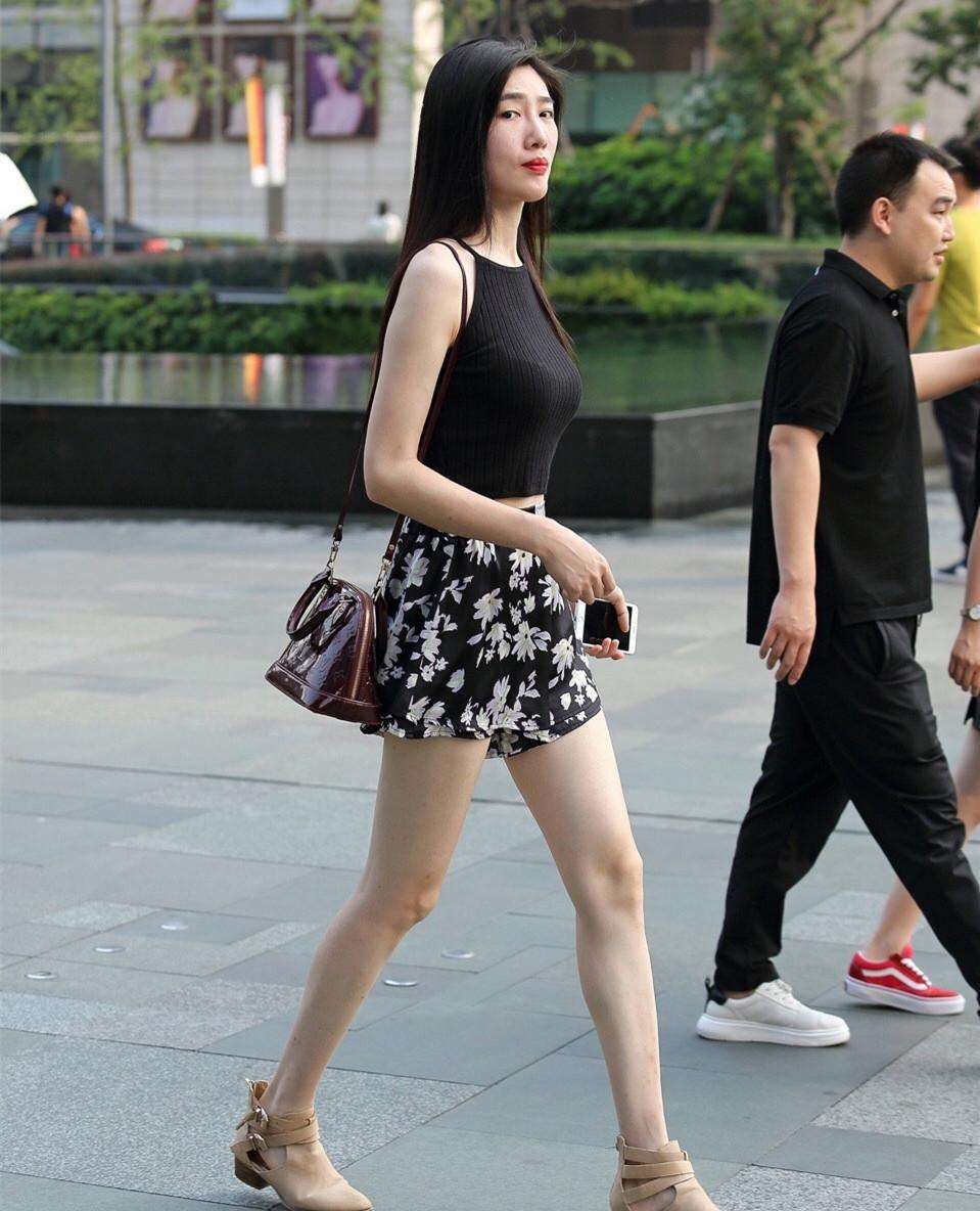 街拍:吊带短裙美腿诱惑,夏日风情好撩人