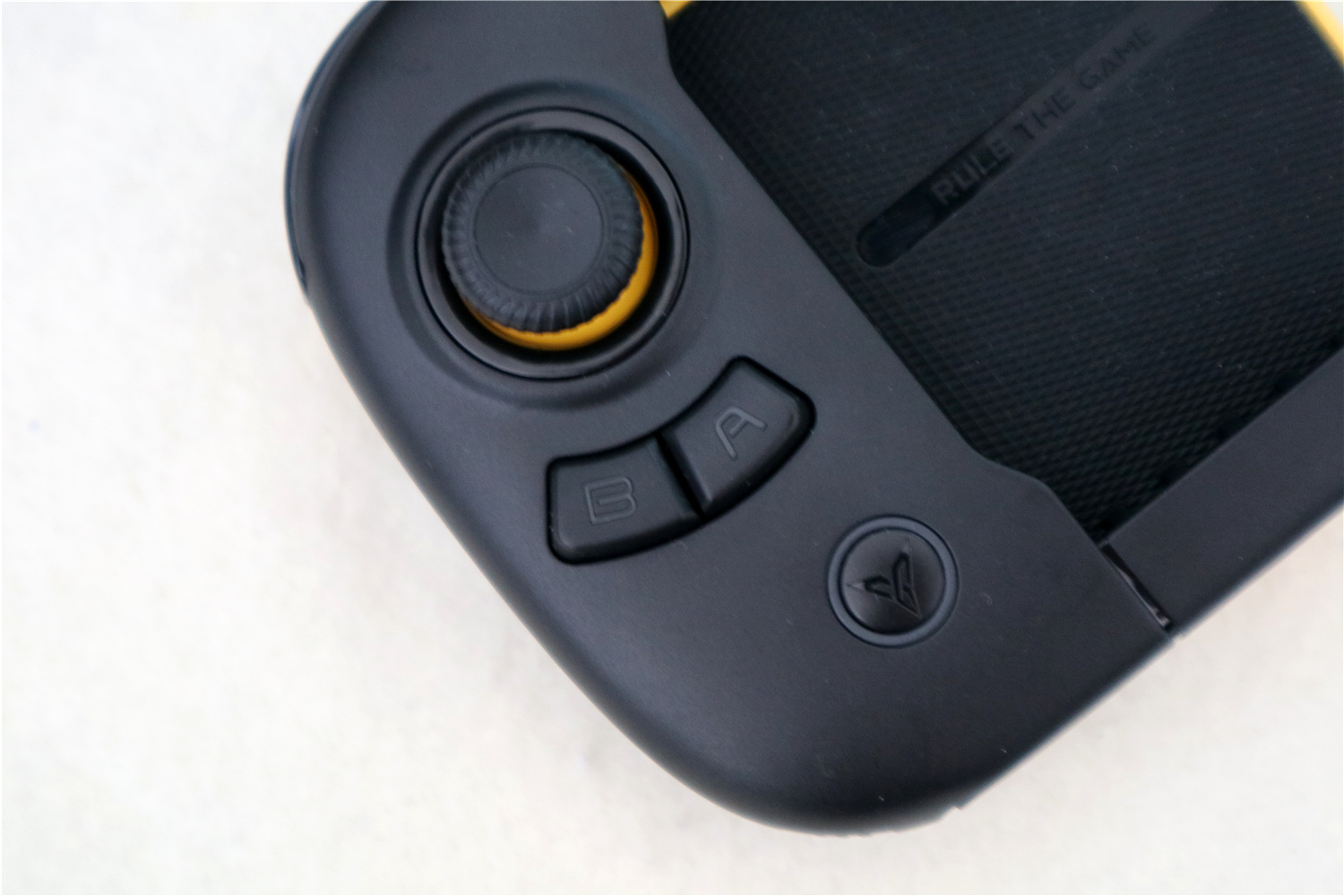 飞智黄蜂2手柄外挂般体验让你在吃鸡战场独领风骚