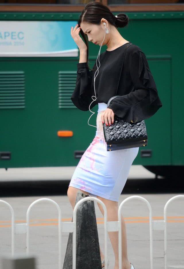 街拍时尚辣妈漂亮出街今年夏天正流行她身上这条素雅裙端庄