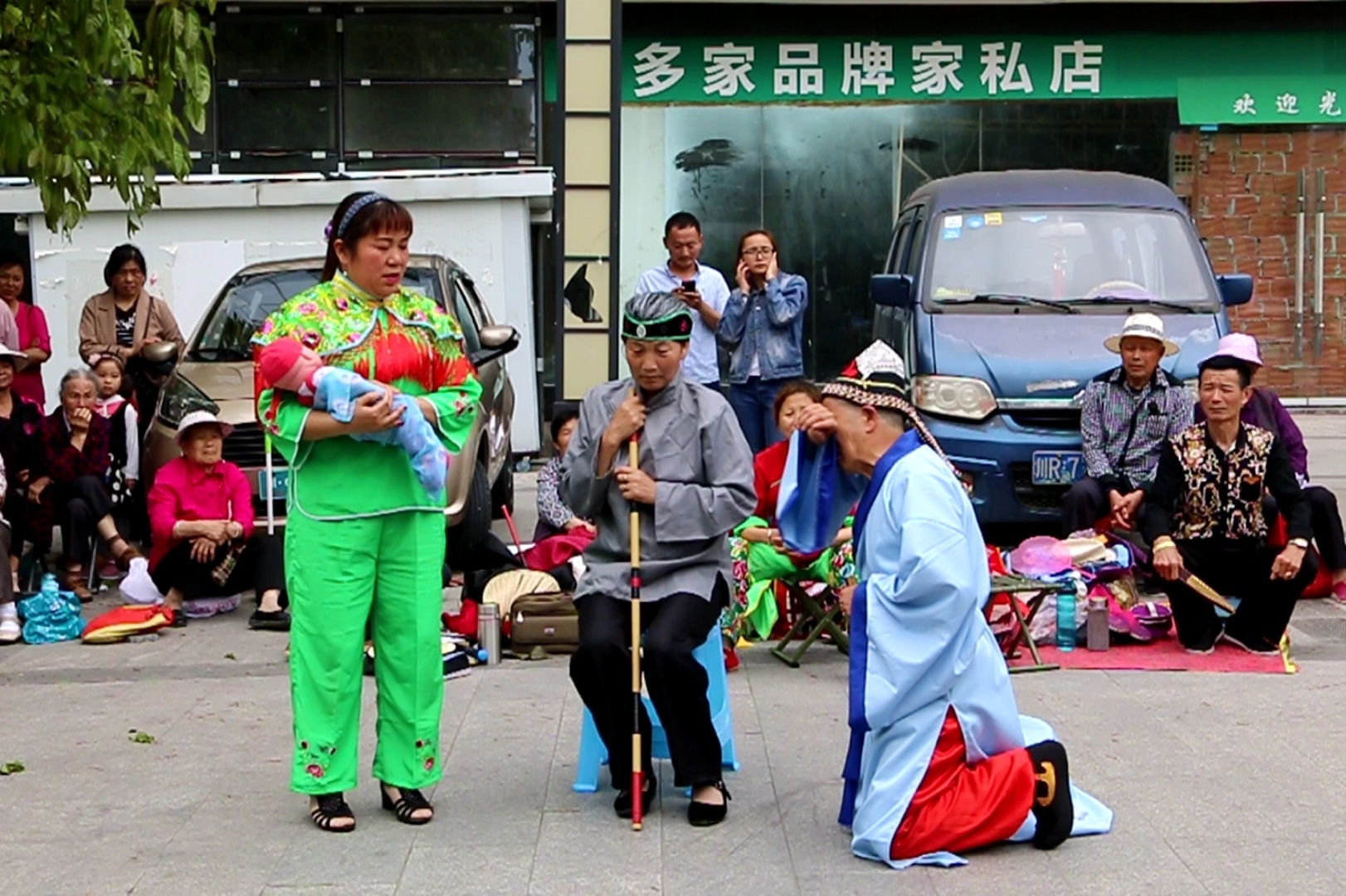 四川南充阆中农村怎么了围观了大群留守老人都在不停的抹泪