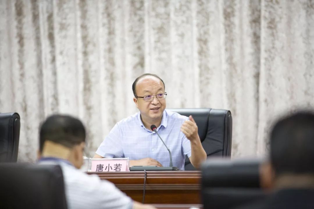 区委副书记,政府区长李建华总结会议并强调,要迅速传达会议精神,要