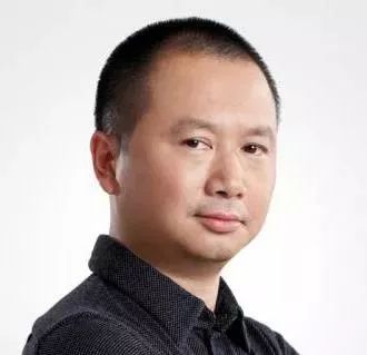 (邓大师一边奚落李大师,一边打开ppt中