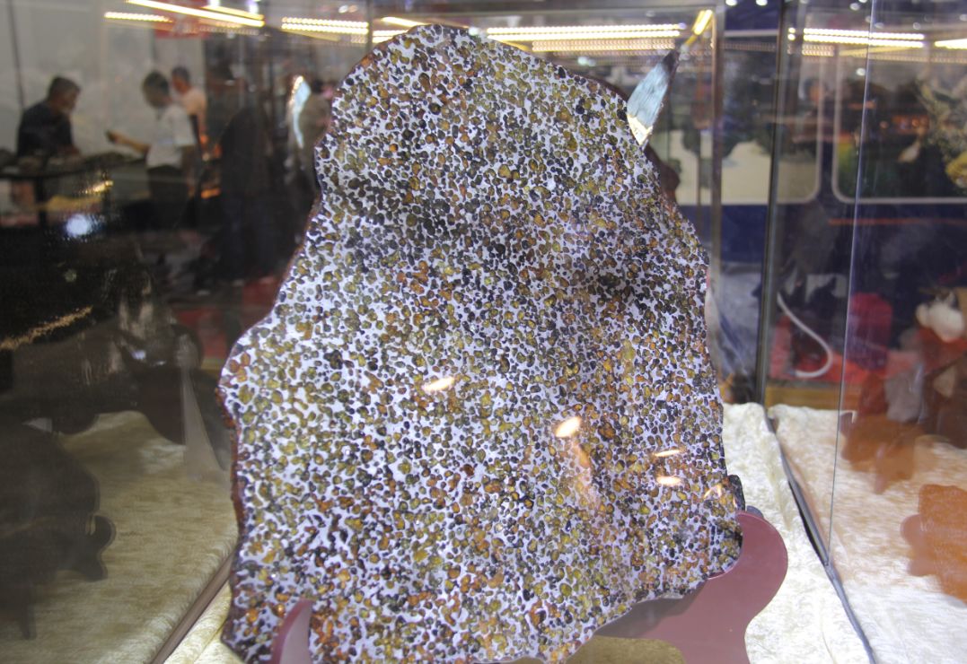 本届石博会陨石展区不但汇集了中国和世界有名的各类陨石样品和疑似
