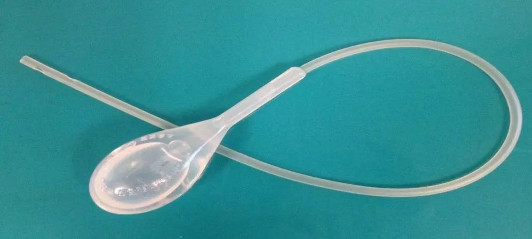 方法:取左侧卧位,开塞露连接一根吸痰管,润滑前端和肛门口后缓慢插入