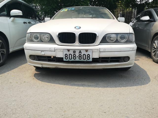 车牌比车还牛街边偶遇第四代宝马5系初代天使眼实车