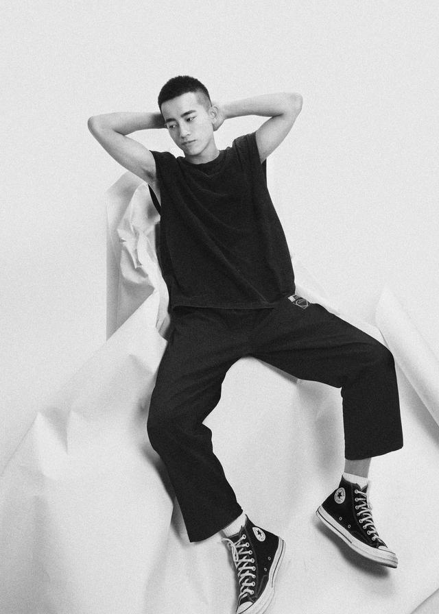 周政杰黑白写真曝光帅气有型巧克力腹肌抢镜