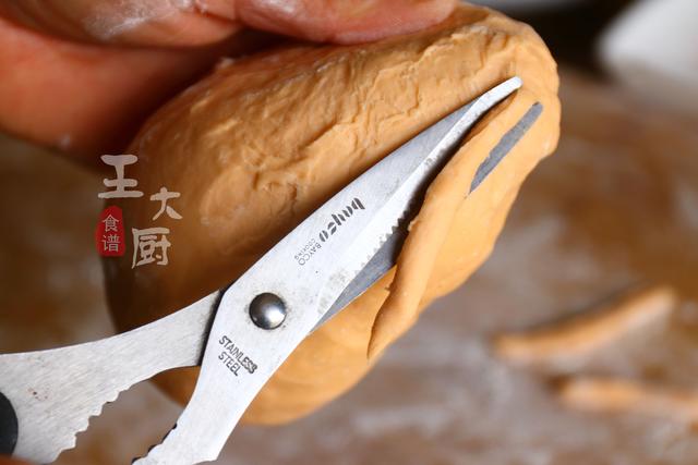 滑溜溜又鲜香入味的剪刀面,喷香美味无添加,小孩都能吃上两碗