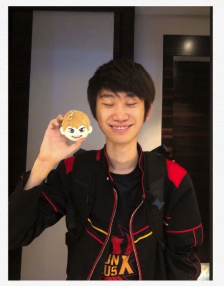 神探苍扒瓜doinb发推大秀恩爱糖小幽亲自为他设计应