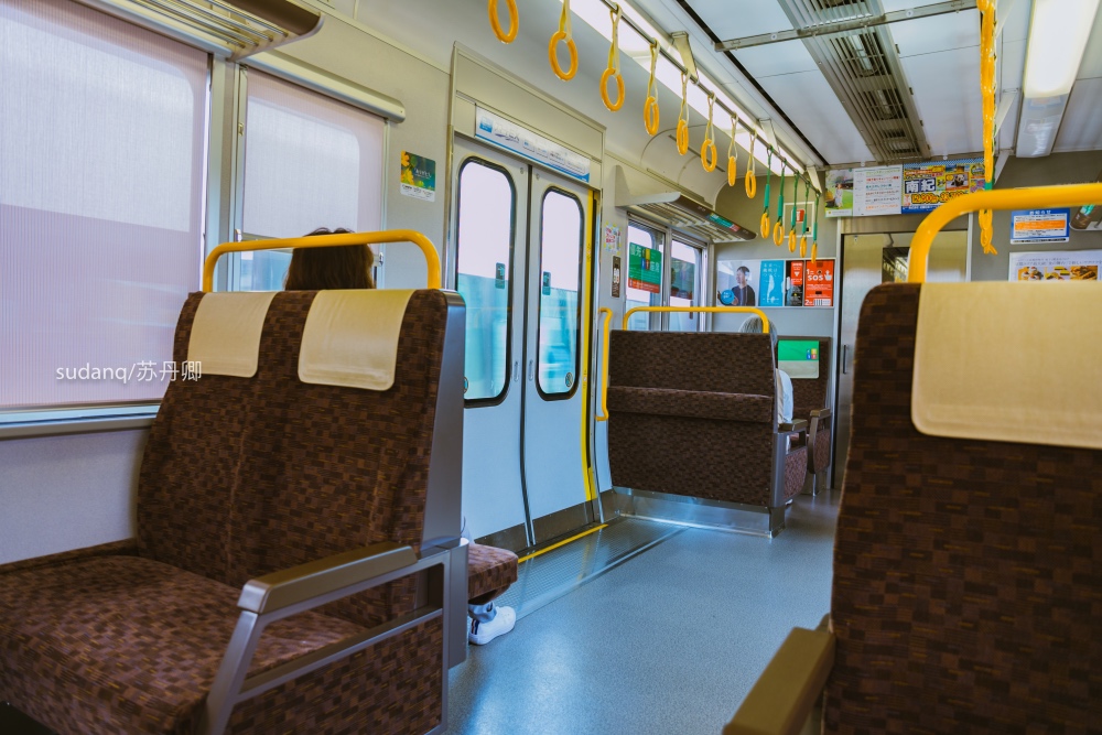 实拍日本电车:男人爱看漫画书,小孩很独立