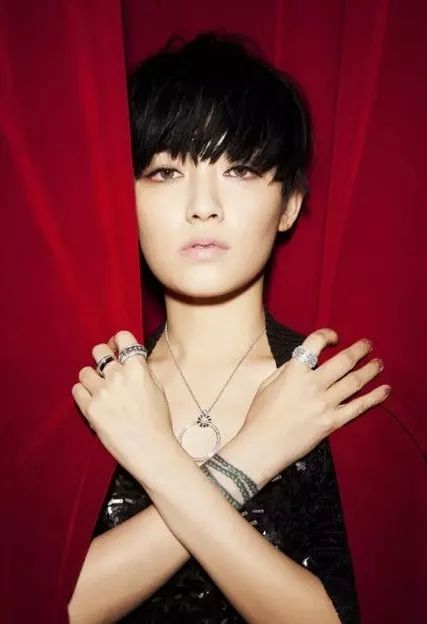 我的诚实在镜头下,allen总是抱着吉他陪护在范晓萱身旁,当范晓萱和着