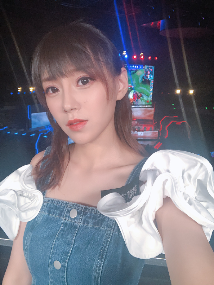 仅有一位是女性名叫解说立人,剩余34位大多数都是机构或者男解说主播