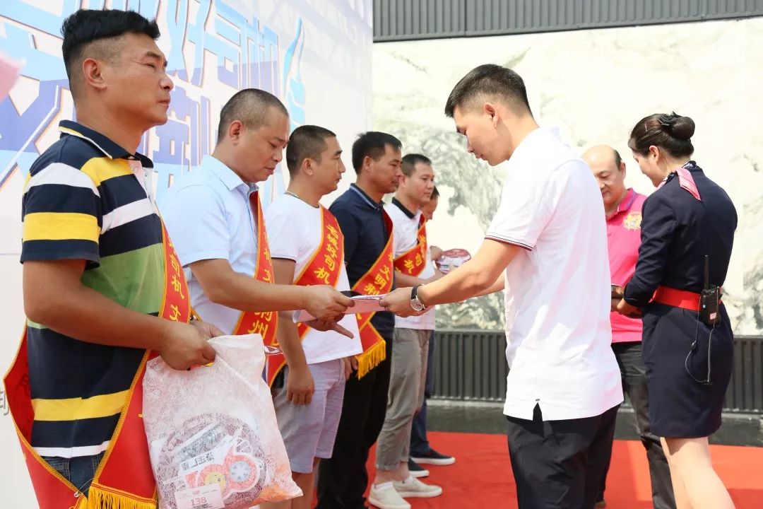 经理彭松901汽车广播总监张晋为本次活动揭幕从左到右依次(礼仪除外)