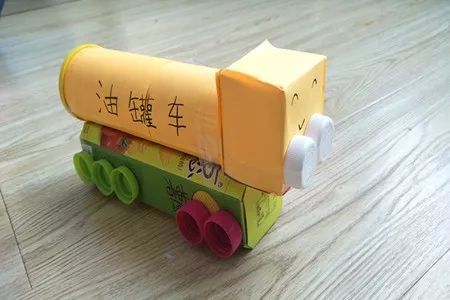 制作材料:废旧的薯片桶,彩色卡纸,瓶盖制作方法:1,将薯片桶用彩色卡纸