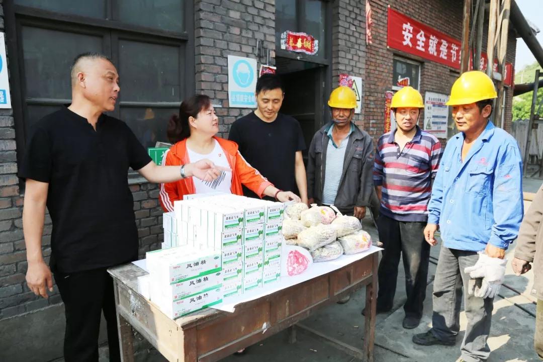 夏日送清凉关怀到基层垣曲国泰公司开展夏季送清凉活动