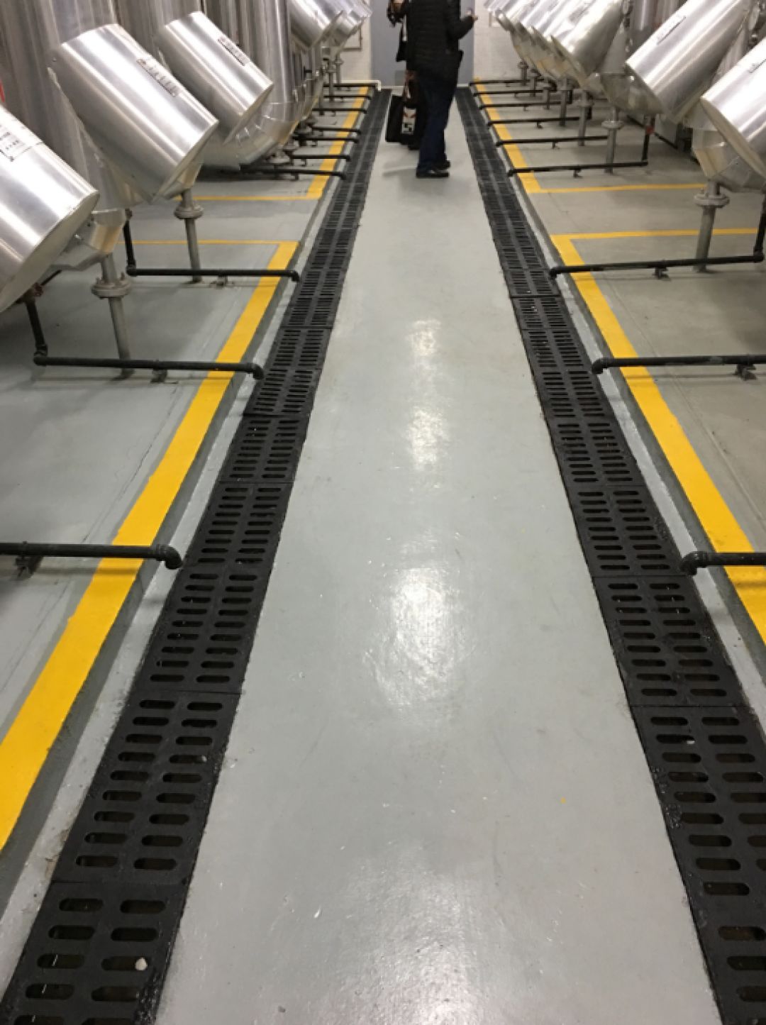 管泄水阀/管,并连接至排水沟水管保温后的保护从上图可以看出设置了2