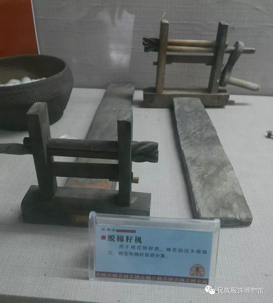 棉花柔软会从木棍中间的空隙通过,而棉花籽则会被卡在另一边,这样将