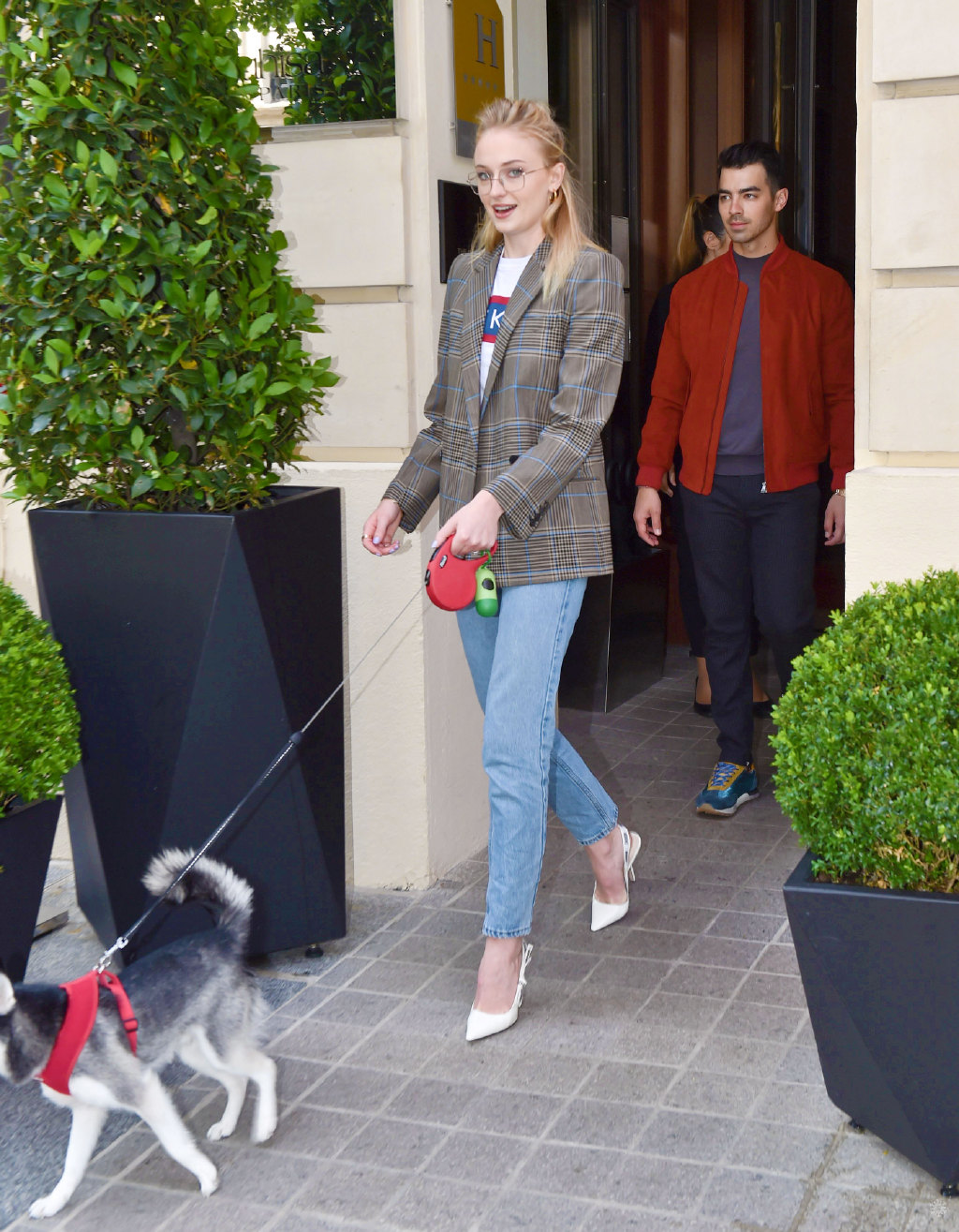 原创索菲特纳和丈夫前往新婚派对权游的淑女珊莎终于嫁人啦