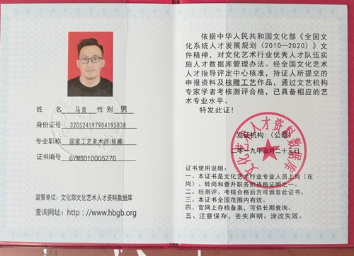 松,玲,巧的雕刻手法,马良的作品选用上好的陈年橄榄核,精雕作品