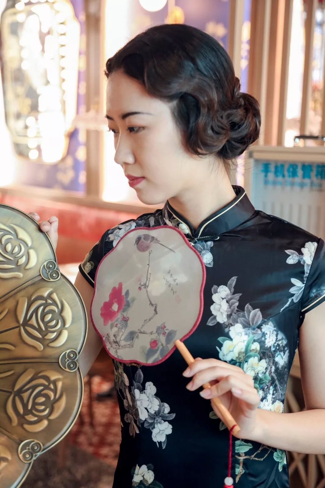 走进顾娘娘,复刻的广式复古骑楼建筑元素随处可见,无论墙面,灯饰,桌椅