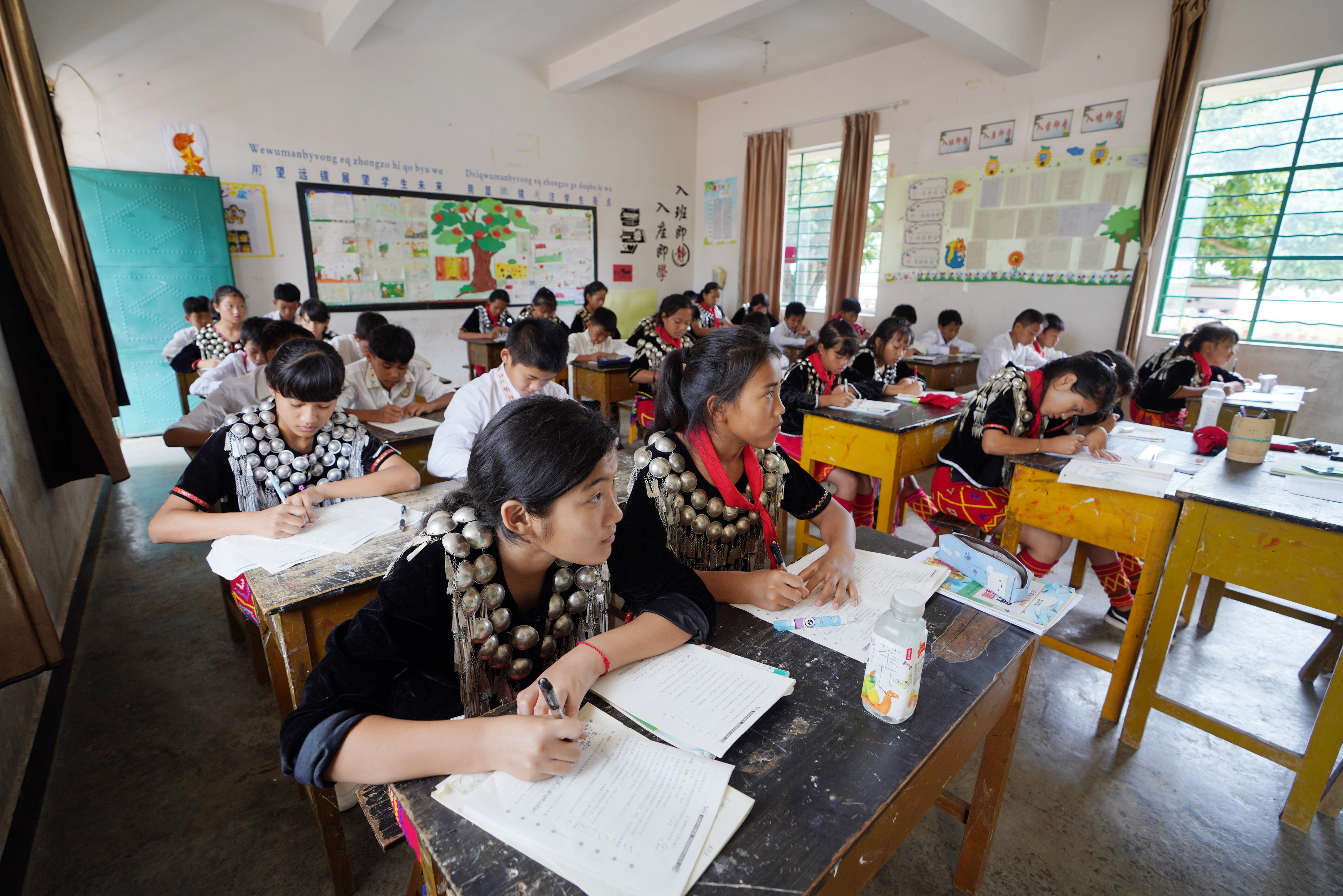 云南芒市西山乡营盘民族小学六年级学生在上课(6月21日摄.