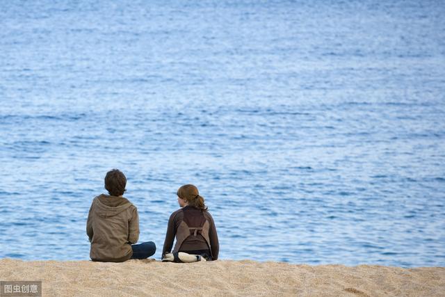 两个人的生活里最怕的就是彼此越走越远