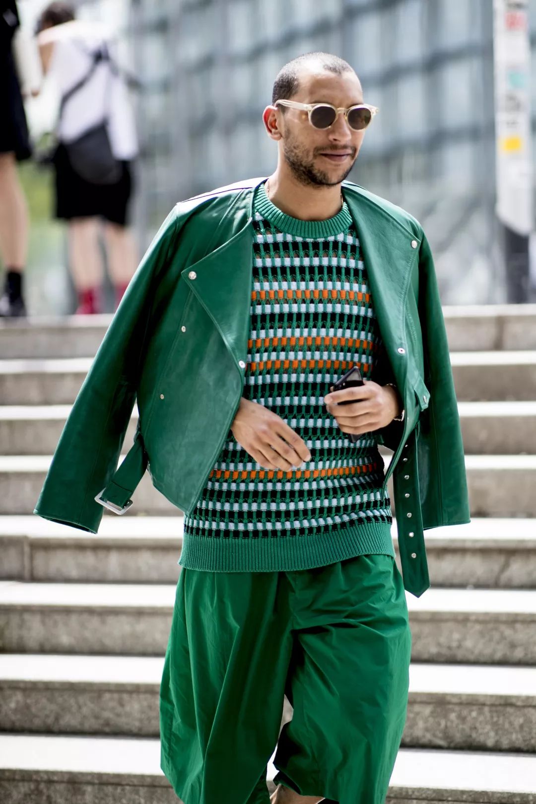 时装周街拍巴黎男装街头风格清爽绿色来袭