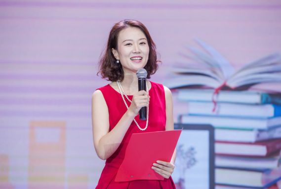 教育电视台新闻主播,上海市朗诵协会会员,《升学与就业》栏目主持人