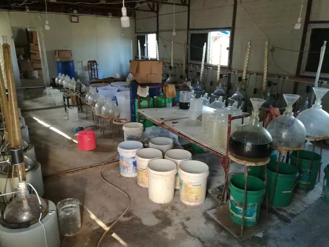 汉川市脉南村的制毒窝点被捣毁抓获犯罪嫌疑人20人缴获制毒原材料9余