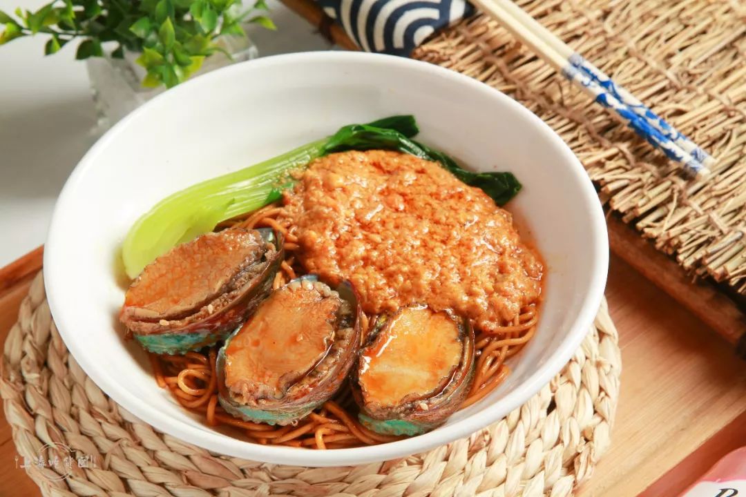 敢拿鲍鱼做浇头,老板也是豪气!