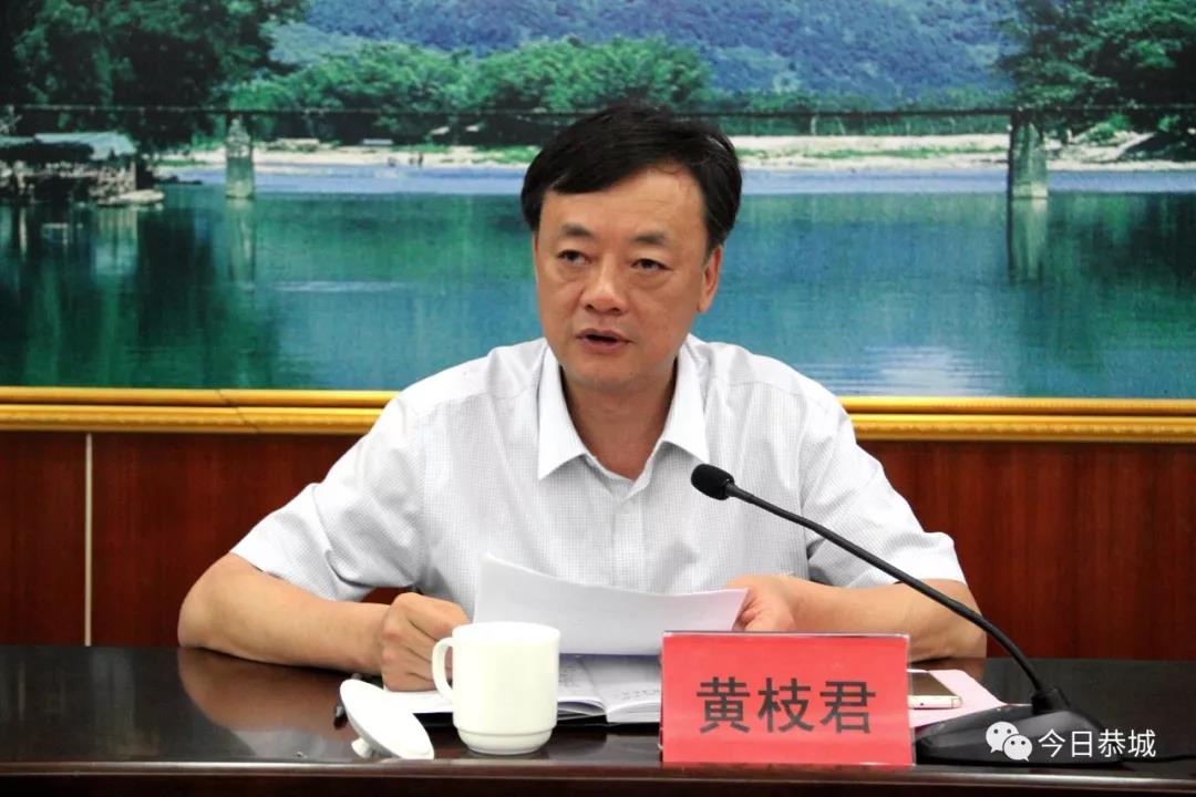 黄枝君把优秀的瑶乡青年送到部队去