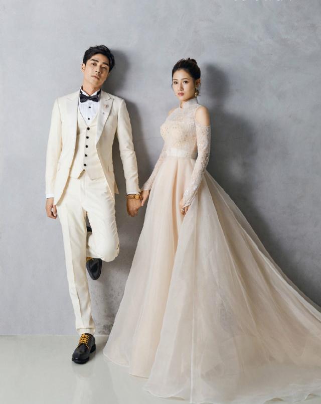 原创袁成杰陈芊芊重拍婚纱写真曝光,陈芊芊嘟嘴献吻夫妻大秀恩爱