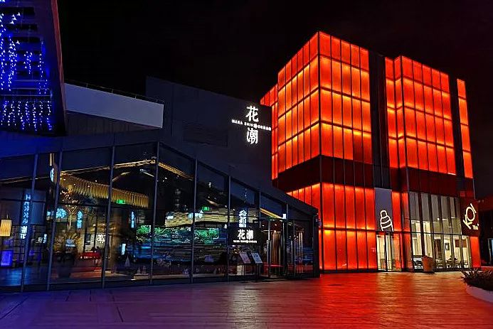 宝龙一城店是独立在顶楼的,玻璃房的环境里充满了日式时尚元素.