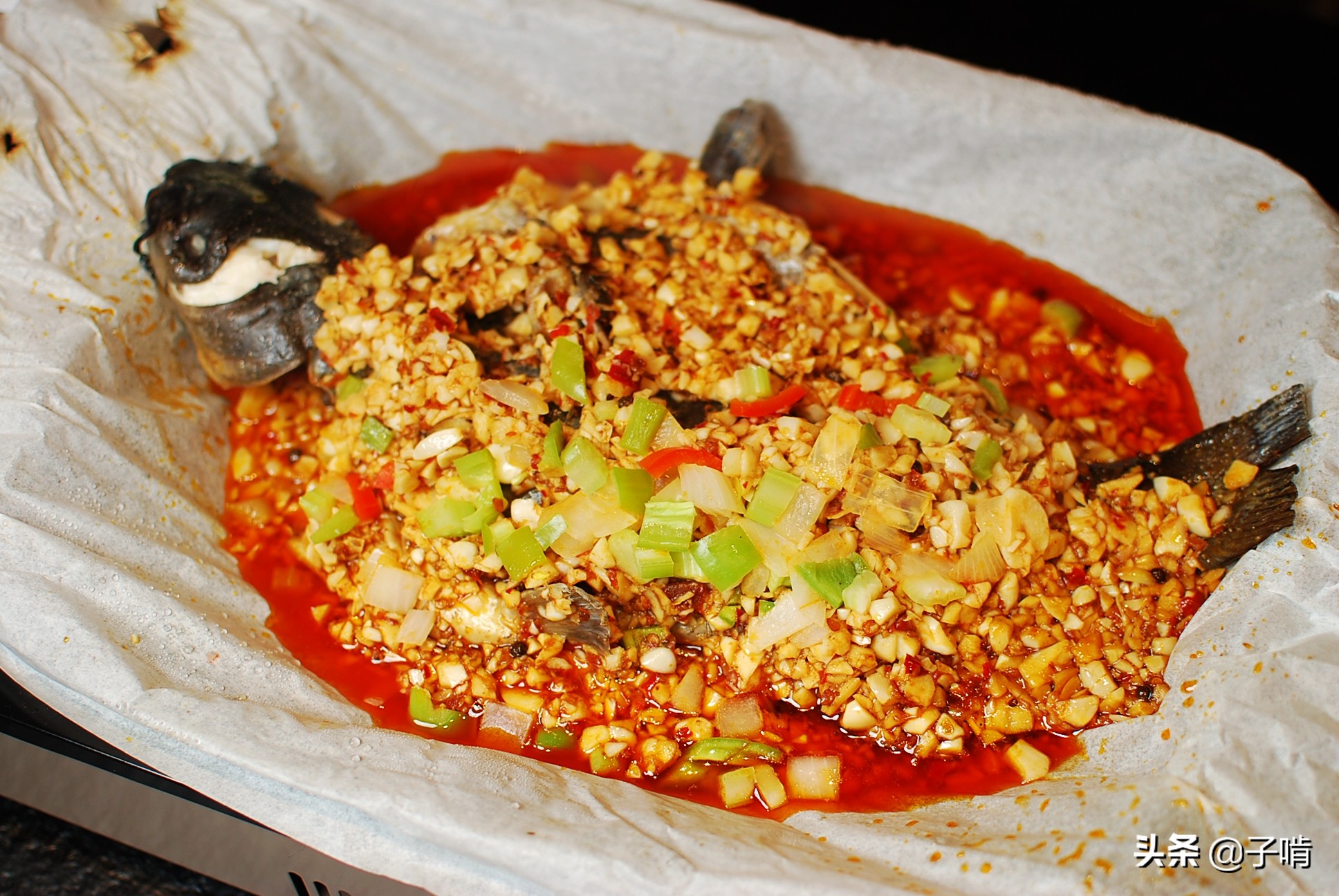 用纸包着做的蒜香烤鱼,不用锅而用纸当炊具更吸引眼球,蒜香味美