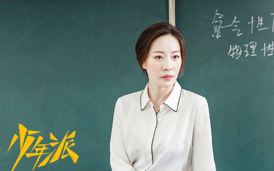 原创少年派由江天昊跳楼引发思考老师没收学生手机到底对不对