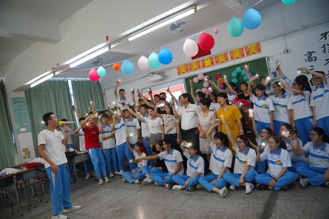 刷爆| 澄海这所学校的毕业照火了,创意十足很吸睛!