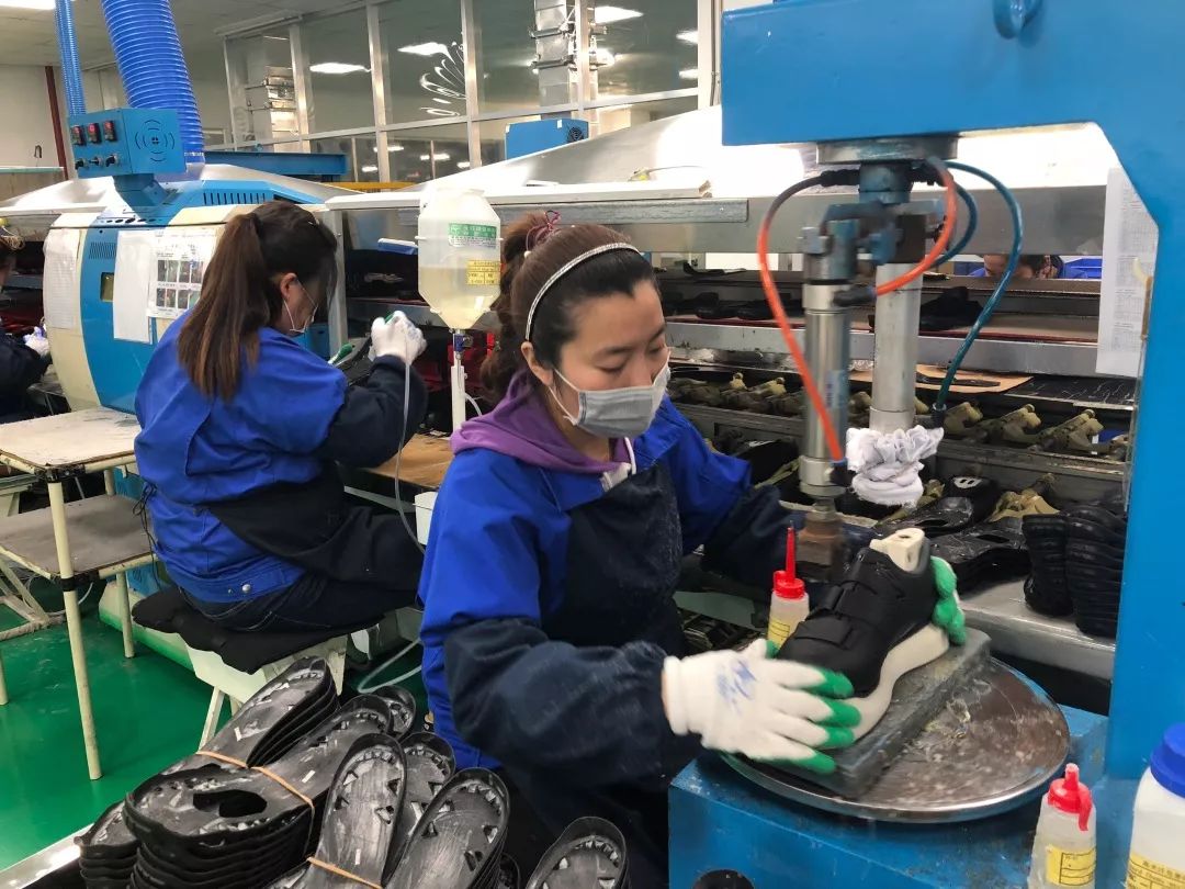禧玛诺车间工作正在赶制新型赛车鞋今年以来,开发区针对项目自身特点