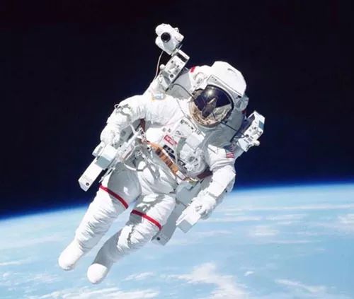 航天员太空行走时为什么要背一个大背包