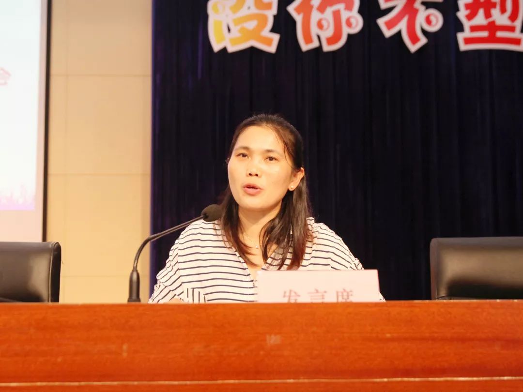 教师代表赵文娟老师寄语4宣读优秀学生名单 颁发证书当高考优胜者