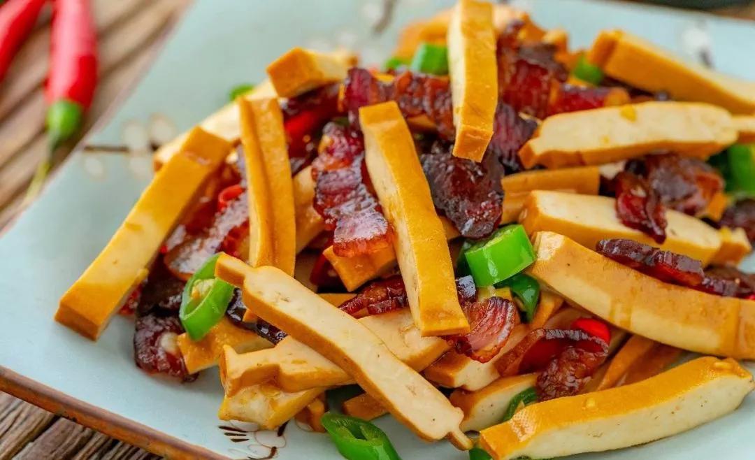 食 材香干8块,花椒粉1小勺,生抽2大勺,辣椒粉2小勺,白砂糖1小勺,陈醋2