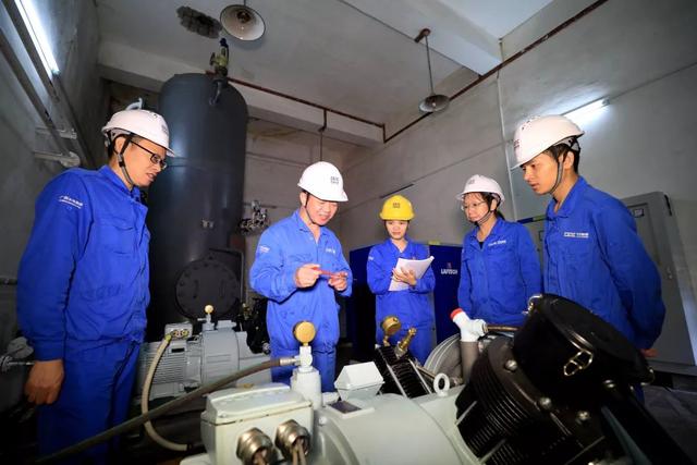 6月23日,工人在广西水利电力集团有限公司麻石水力发电厂检查发电设备