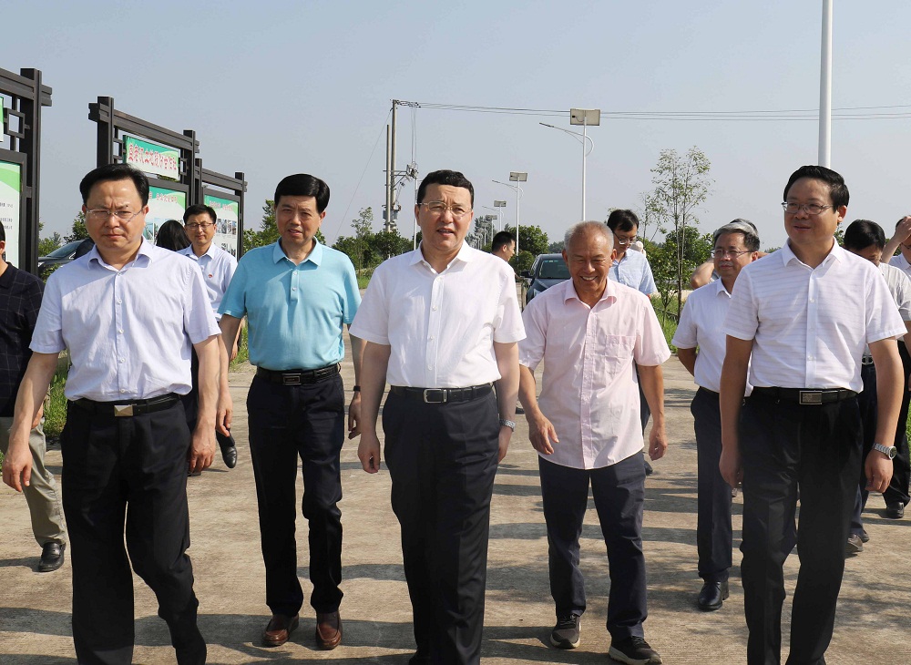 荆门市委副书记,市长孙兵(左一),市委常委,统战部部长郑中华(左二)
