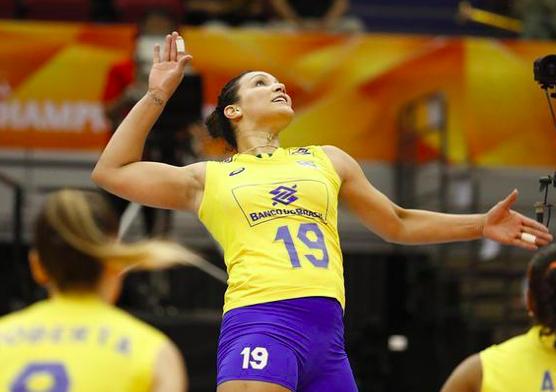 巴西参加世界女排联赛总决赛的14人大名单如下:主攻四人分别是加比