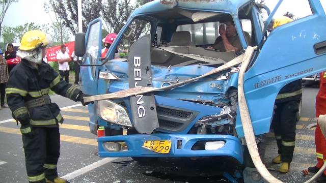 雨季路面打滑小貨車追尾渣土車司機雙腿被卡奇蹟般生還