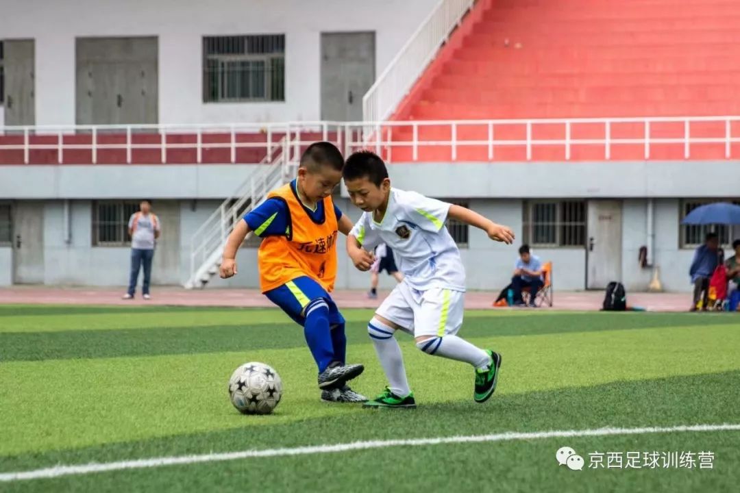 活跃大脑踢足球对孩子的智力开发十分有益.