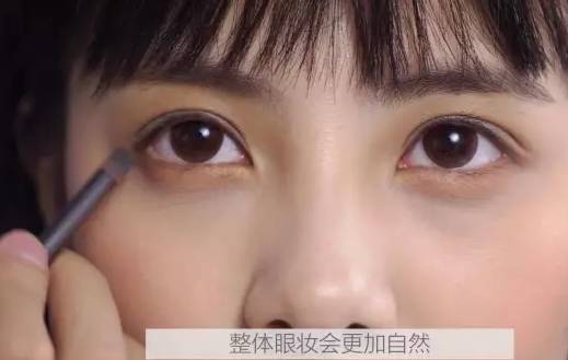 眼角也要有适当的调整,用稍稍深一号的眼影在眼尾晕染,这样看起来更加