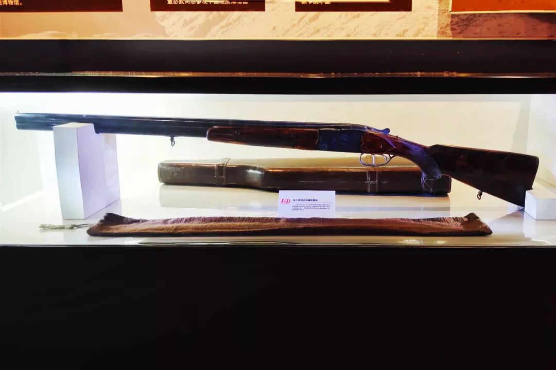 迈入中国地质博物馆四层的关怀与鼓舞展厅,有一把极具历史沧桑的猎枪