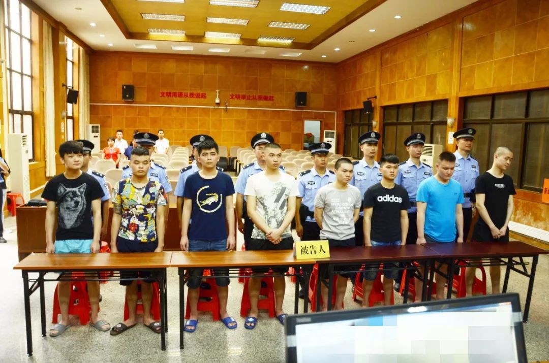 梧州8恶人在岑溪砸酒吧还持刀砍人