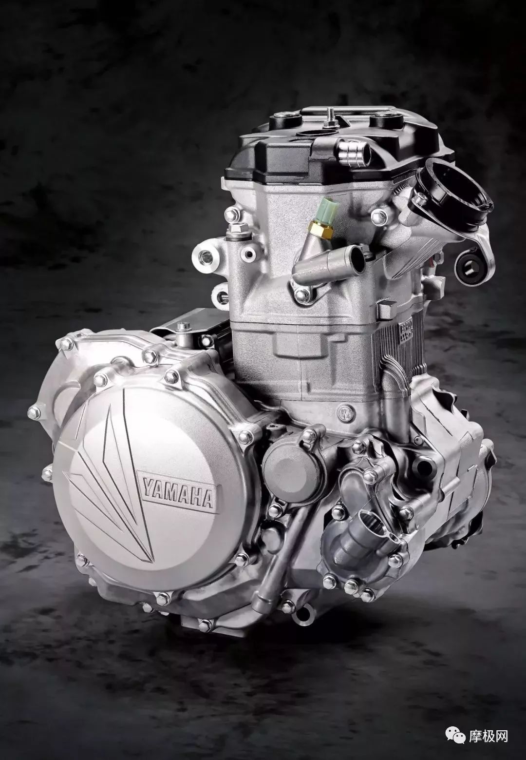 2020款yz450f搭载了被厂方称之为 全新 的发动机,型式上仍是四冲程